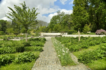 Chemin en pavés entre les décoration florales aux Jardin du Fleuriste à Laeken