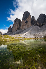 Drei Zinnen in den Dolomiten mit See im Vordergrund