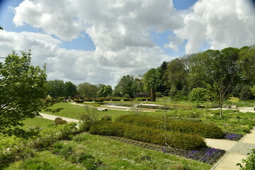 Le Jardin du Fleuriste avec ses décorations paysagères ,prise à contre-jour à Laeken 
