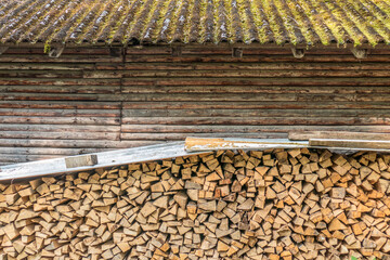 Brennholz vor Hütte