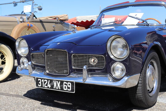 Facel Vega Facellia, voiture francaise de collection, voiture decapotable 2 portes violette, ville de Corbas, France