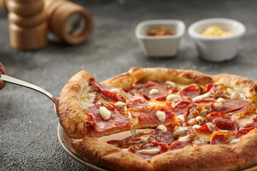 pizza de tomate  sobre una mesa rustica