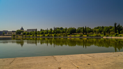 lago grande dentro del parque, hermoso lago en la ciudad, lago rodeado de arboles 