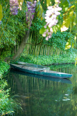 barque dans le jardin d'eau 