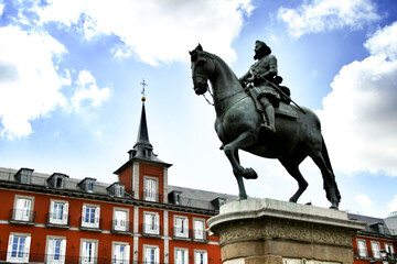 Fototapeta na wymiar Equestrian statue of Felipe III in Plaza Mayor of Madrid
