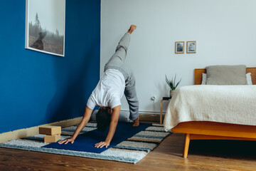 Frau macht Yoga zuhause