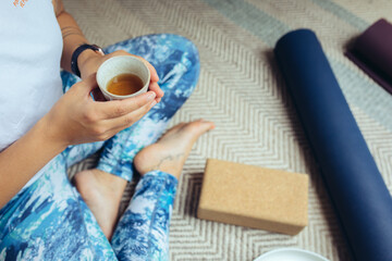 Fototapeta na wymiar Frau trinkt Tee bei der Meditation