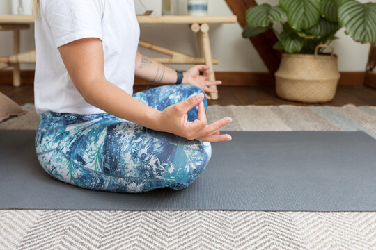 Mediation, sukhasana, asana, meditationssitz, mudra, chinmudra, gyanmudra, yoga, yogalehrerin, yogasch&uuml;lerin, blonde frau, bunte leggings, yogapraxis