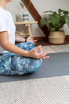 Meditation mit Mudra im Schneidersitz