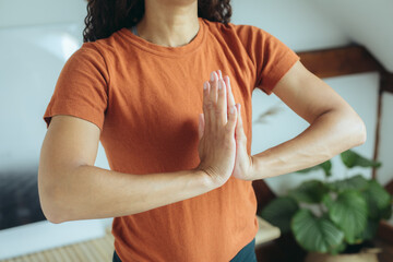 schwarze Frau macht Namaste