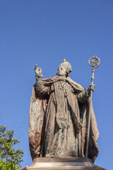 Fototapeta na wymiar Uma estátua de bronze em homenagem a Dom Frei Caetano Brandão