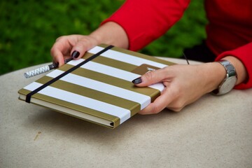 Mulher com Planner e Caneta em mãos - Woman with Planner and Pen in Hands