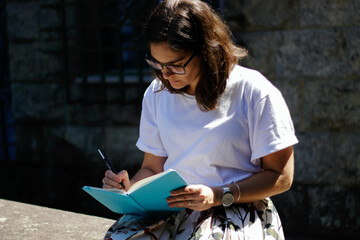 Mulher fazendo anotações em Planner - Woman taking notes on Planner