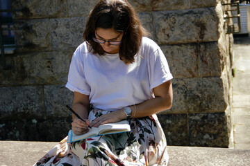 Mulher fazendo anotações - woman taking notes