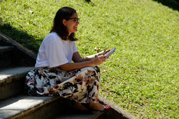 Jovem planejando roteiro de viagem