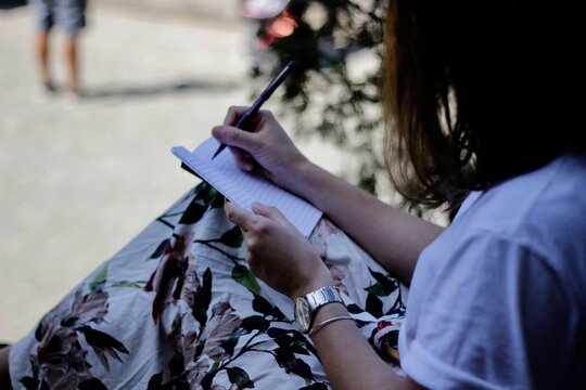 Mulher fazendo anota&ccedil;&otilde;es - woman making notes