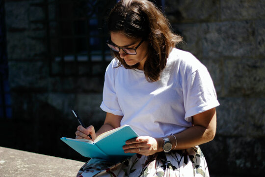 Mulher fazendo anota&ccedil;&otilde;es em Planner - Woman taking notes on Planner
