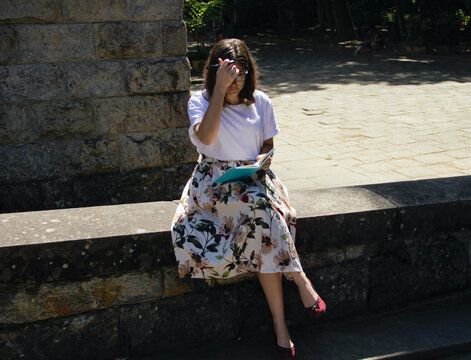 Mulher pensativa com agenda em m&atilde;os - Thoughtful woman with agenda in hand
