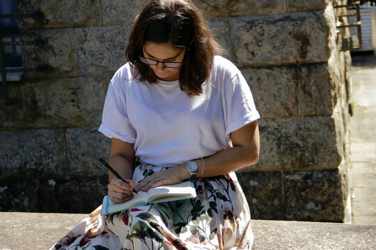 Mulher fazendo anota&ccedil;&otilde;es - woman taking notes