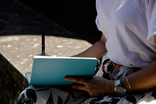Mulher fazendo anota&ccedil;&otilde;es em planner - Woman making notes on planner