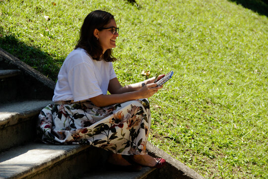 Jovem planejando roteiro de viagem
