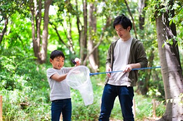 虫取りをする親子