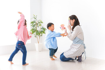 幼稚園で節分の豆まきをする子どもたち