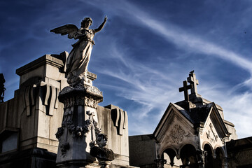 Estatuas de marmol y piedra de ángeles, en cementerio urbano