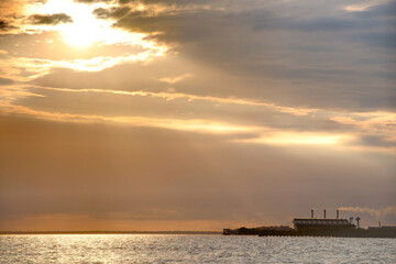 Naklejka premium Sun Setting Over the Sea