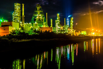Fototapeta na wymiar 室蘭工場夜景、水面に反射する光。北海道