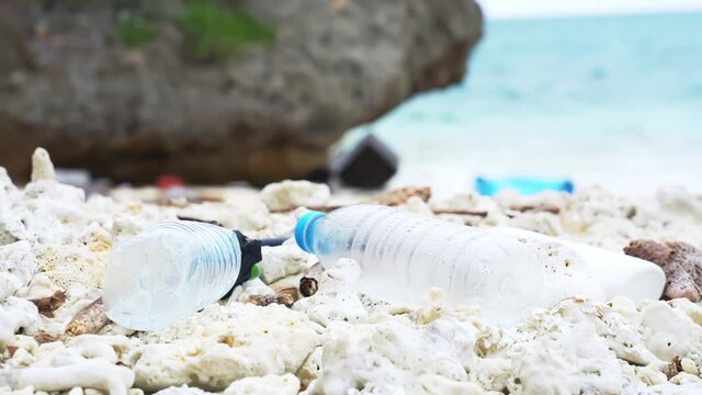 砂浜に打ち上げられたペットボトル　海洋ごみ問題　環境破壊イメージ