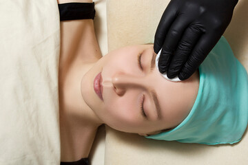 Obraz premium Young woman at the beautician table