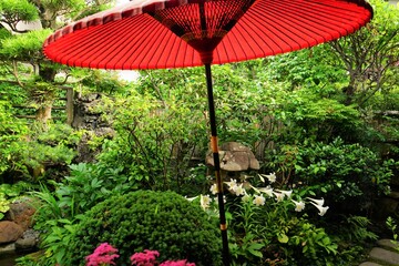 Traditional Japanese garden with red umbrella in Kamakura, Japan - 日本庭園 赤い番傘	
