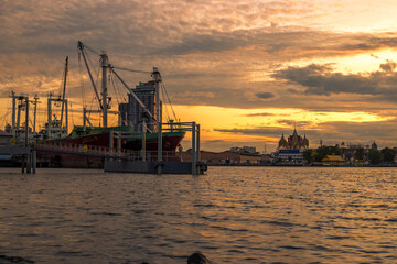 Obraz premium Blurred abstract background of evening sky light under the bridge over the river, the beauty of nature during the day.