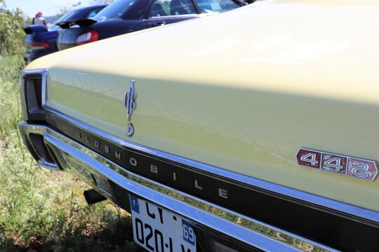 Oldsmobile 442, voiture de luxe americaine decapotable jaune, ville de Corbas, France