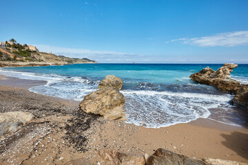 Rocas vigilan el mar (Playa de Villajoyosa, Alicante)