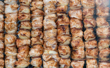 Grillen von Fleischspießen mit Hühnerfleisch
