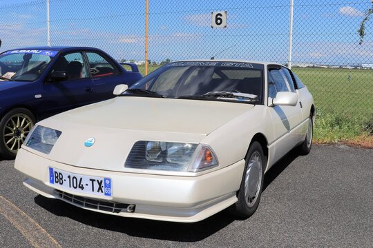 Renault Alpine blanche, voiture de sport francaise 2 portes, ville de Corbas, France