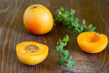 Ravvicinato di albicocca con nocciolo 
