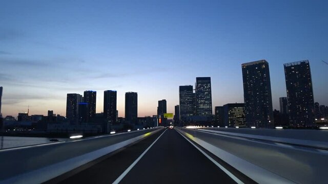 東京ドライブ車窓　湾岸　首都高10号晴海線から薄暮のマンション群　夕焼け　