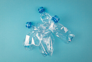 Plastikowe butelki. Segregacja śmieci i odpadów plastikowych.