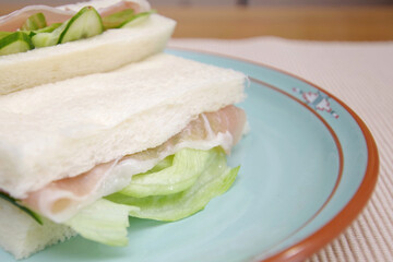 生ハムと野菜のサンドイッチ