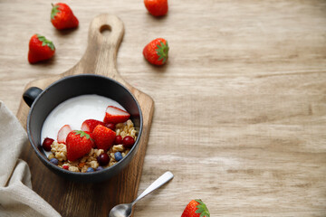 テーブルの上に置かれたいちごたっぷりのシリアル