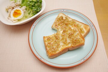 チキンサラダとチリメンジャコの温かいオープンサンドイッチ