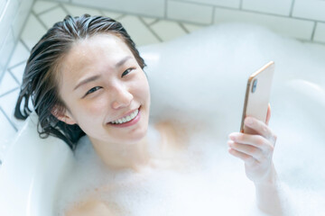 バスタイム・スマートフォン・女性