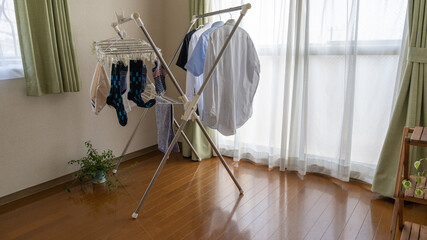 梅雨の時期に洗濯物を部屋で干す。洗濯物の部屋干し。