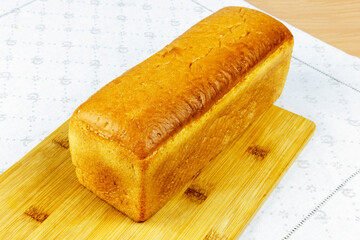 A loaf of white bread on a cutting board