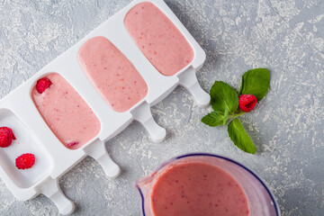 Step by step recipe. Cooking Homemade pink ice cream. Step 5 pouring mixed milk, bananas and...