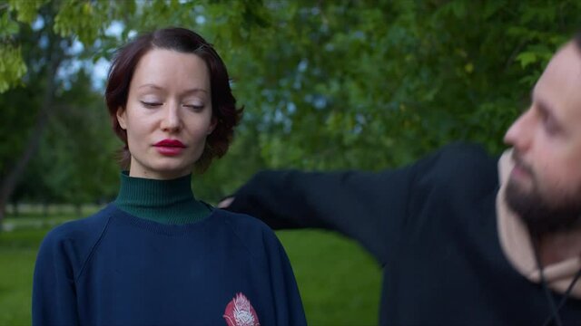 Man kisses woman and she beats him in reply. What an impudent audacity