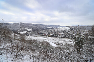 Fototapeta na wymiar Wintry scenery of snow covered valley in the town of Bernkastel-kues, Germany